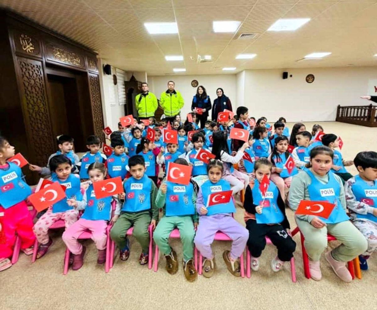 Polis Haftası\'nda Patnos\'ta miniklere anlamlı ziyaret