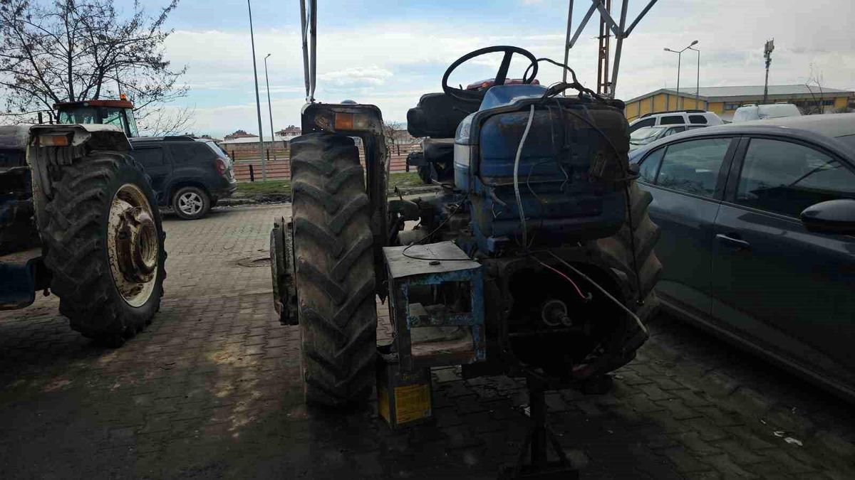 Erciş\'te Traktör Tamirinde Yoğunluk