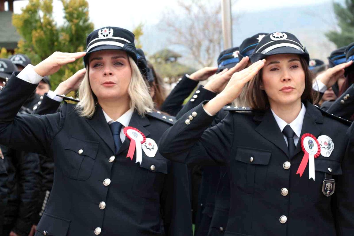 Şırnak\'ta Polis Haftası etkinlikleri kapsamında şehitler anıtına karanfil bırakıldı