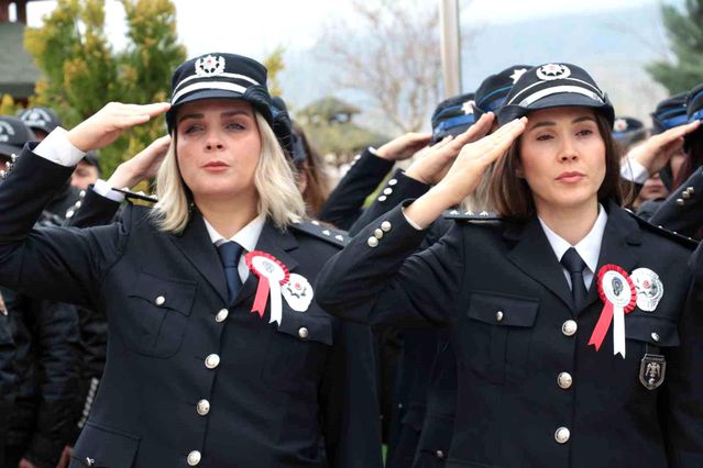 Şırnak’ta Polis Haftası etkinlikleri kapsamında şehitler anıtına karanfil bırakıldı