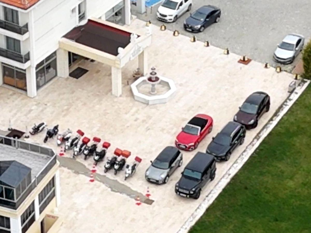 Tutuklu Başkan Yalım\'ın sevgilisine altığı milyonluk otomobil ve diğer araçlar kayyım atanan otelde görüntülendi