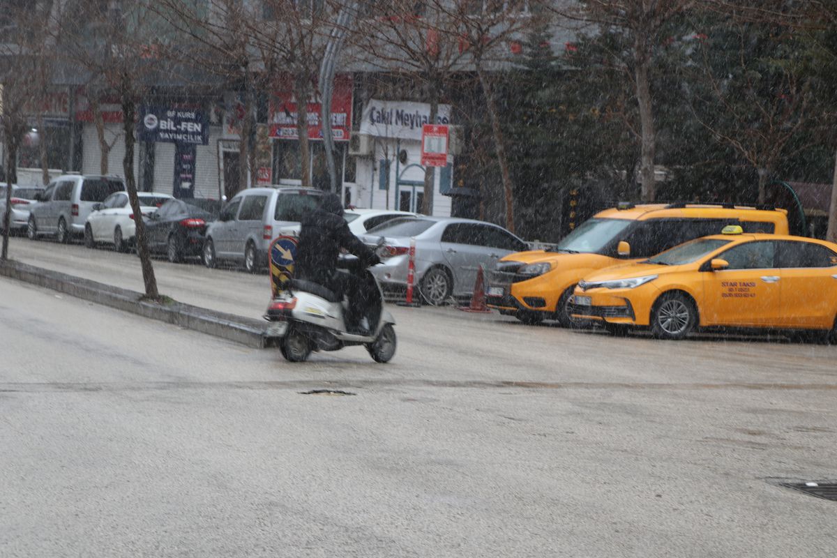 Van\'da Kar Yağışı 11 Bölgeyi Kapattı