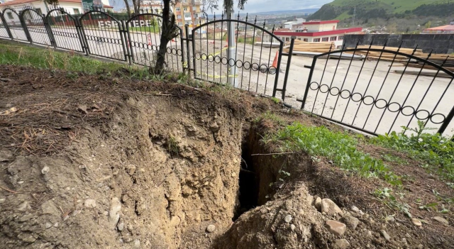 Yolda oluşan çatlaklar nedeniyle valilik konutu geçici olarak boşaltılıyor