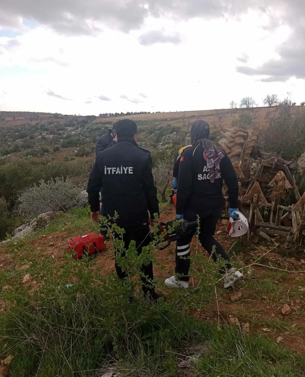 Besni\'de Traktör Devrildi, Sürücü Hayatını Kaybetti