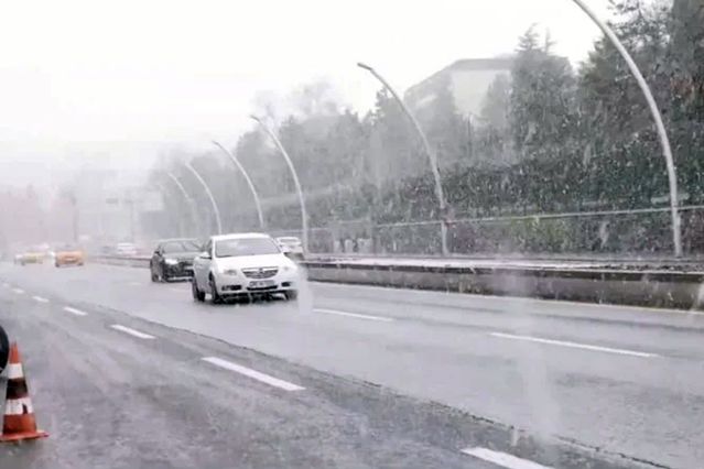 Ankara’ya lapa lapa kar yağdı