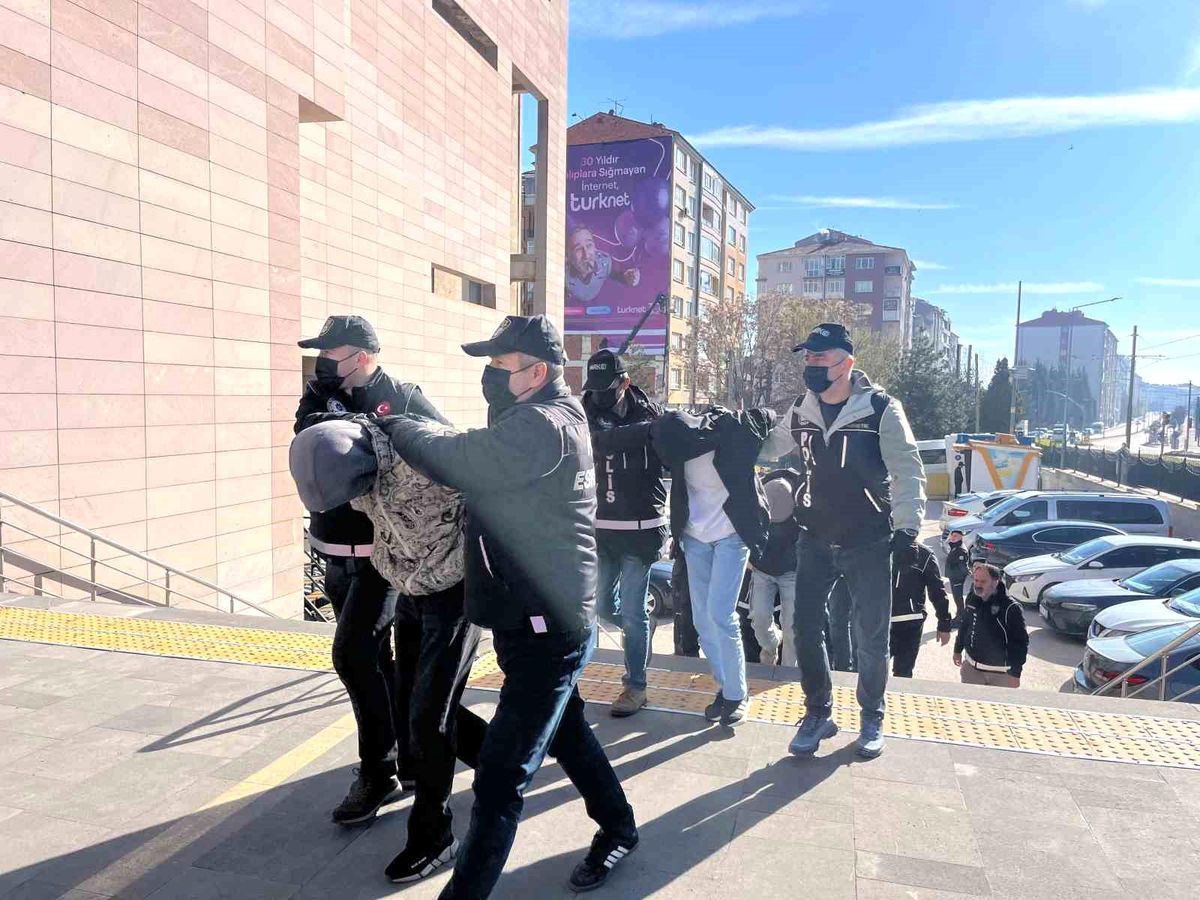 Eskişehir\'de Uyuşturucu Operasyonu: 14 Tutuklama