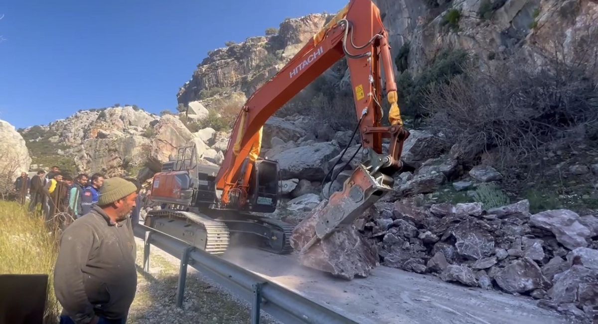 Kaya Düşmesi Nedeniyle Yol Kapatıldı