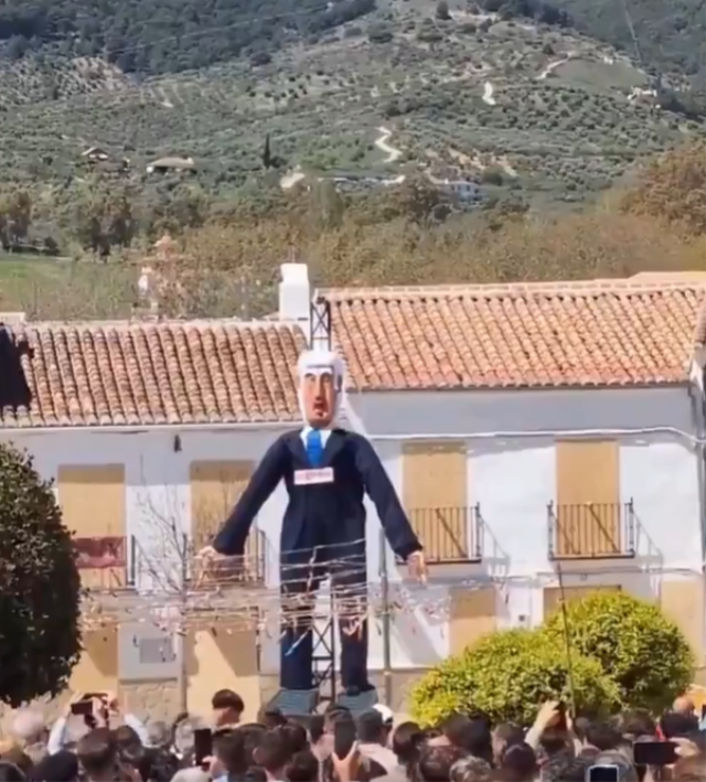 İspanya’da festivalde Netanyahu kuklası yakıldı