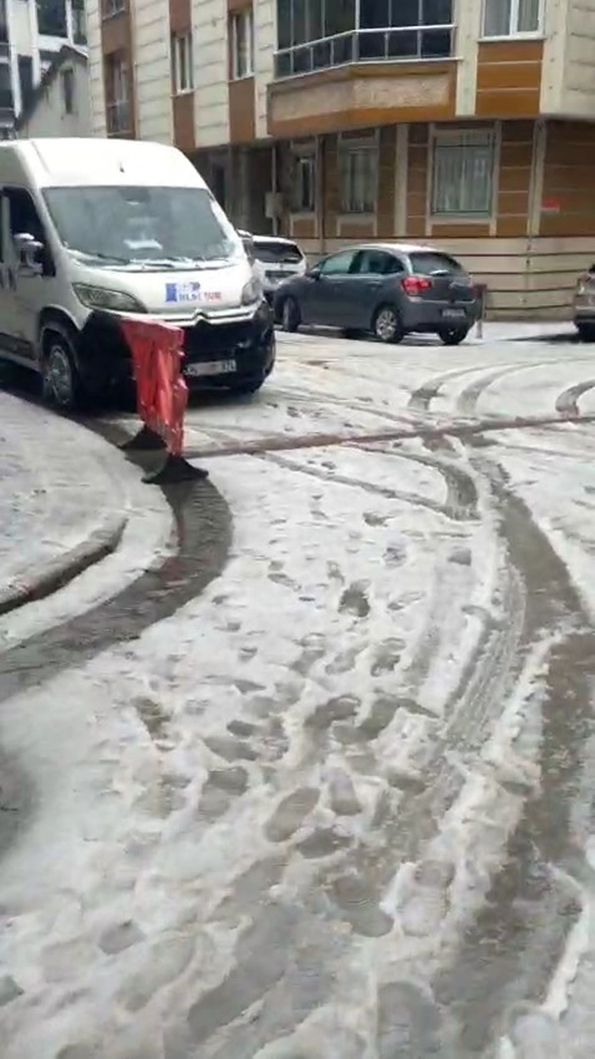 İstanbul\'da Dolu Yağışı Zorluklar Yarattı