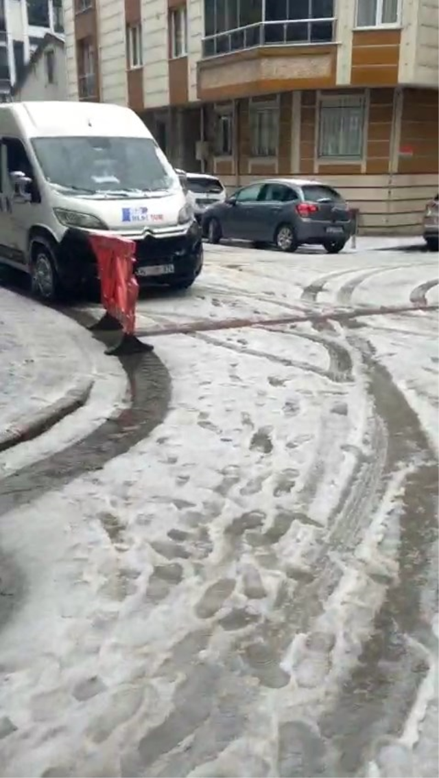 İstanbul'da dolu yağışı! Ortalık beyaza büründü