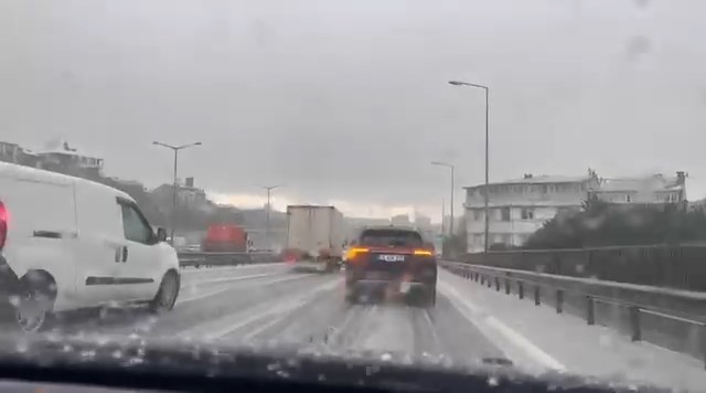 İstanbul'da dolu yağışı! Ortalık beyaza büründü