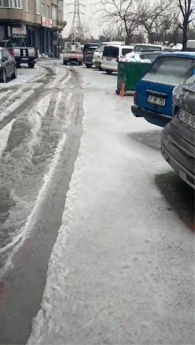 İstanbul'da dolu yağışı! Ortalık beyaza büründü