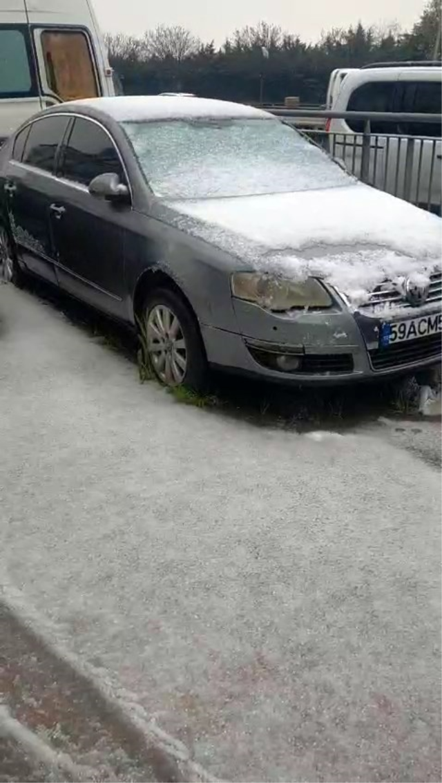 İstanbul'da dolu yağışı! Ortalık beyaza büründü