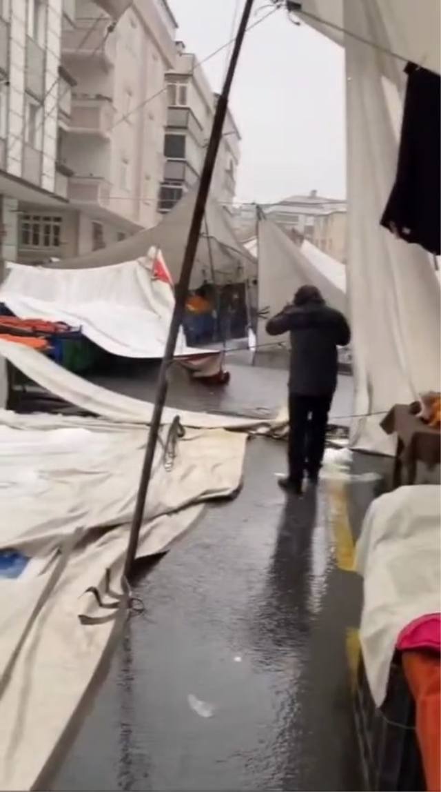 İstanbul'da dolu yağışı! Ortalık beyaza büründü