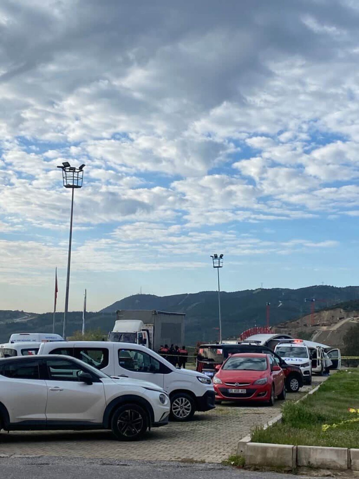 İzmir\'de araçta kadını silahla öldüren şüpheli intihar girişiminde bulundu