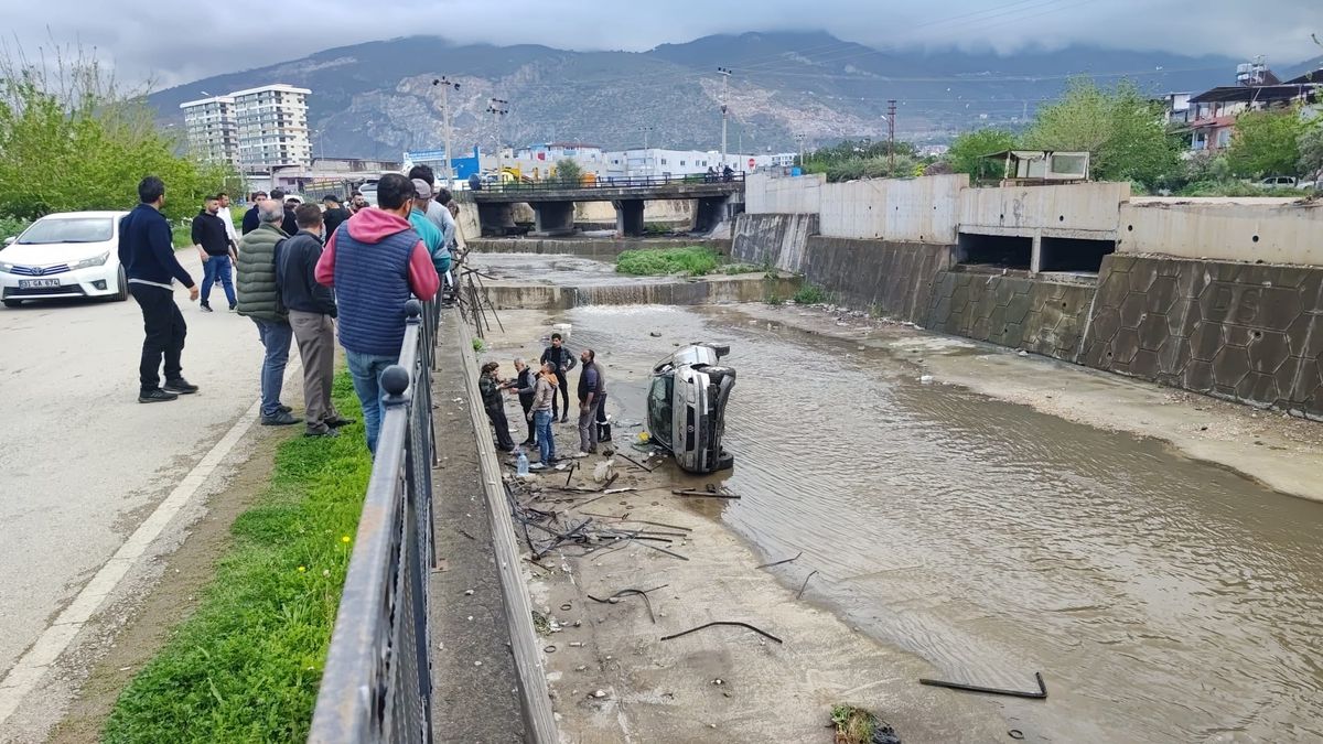 Otomobil feyezan kanalına düştü!