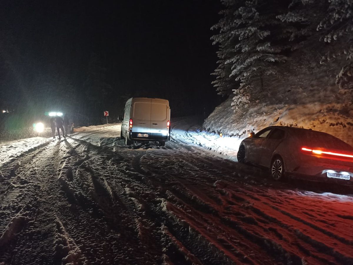 Nisan ayında kar bastırdı, Kastamonu\'da yola çıkan mahsur kaldı