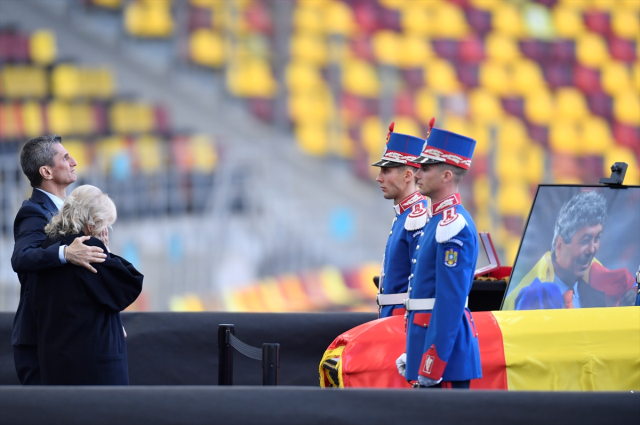 Lucescu’nun cenazesine katılan Türk taraftarlar Fatiha okudu 