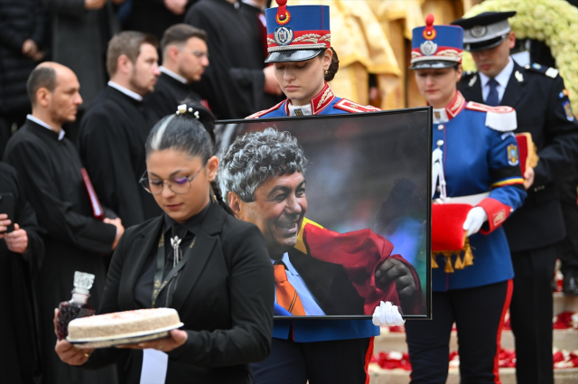 Lucescu’nun cenazesine katılan Türk taraftarlar Fatiha okudu 