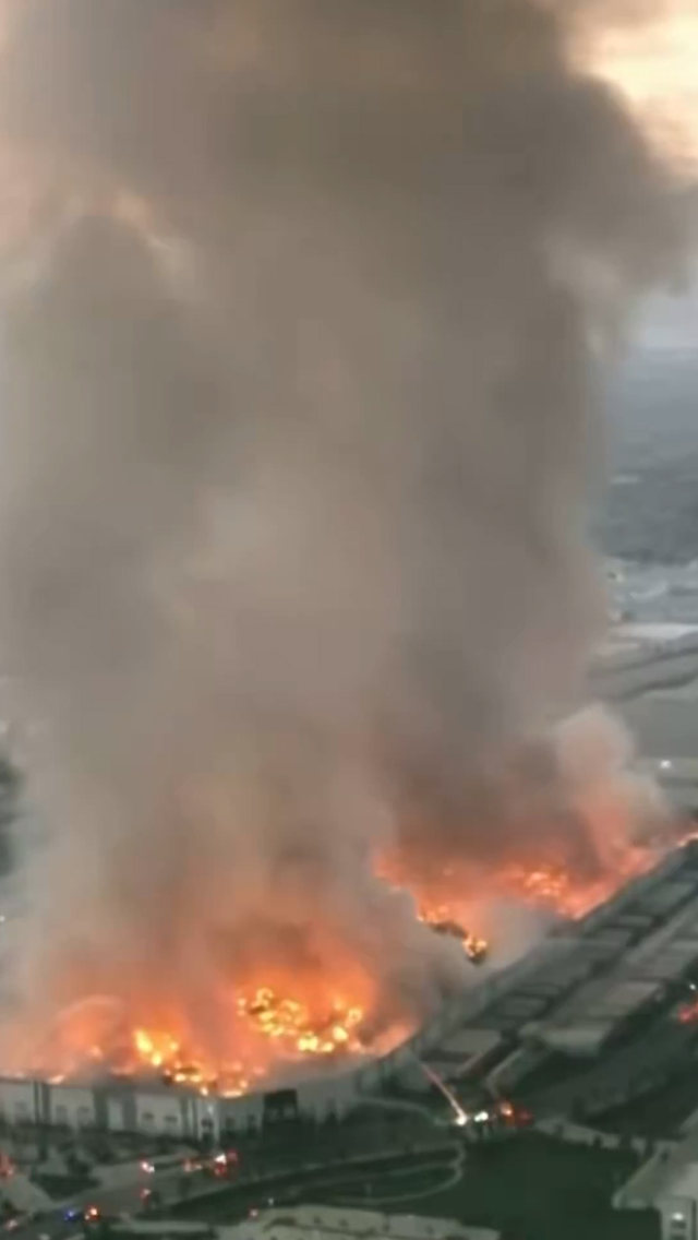 Maaşına kızdı, dev depoyu yaktı: O anları sosyal medyada paylaştı