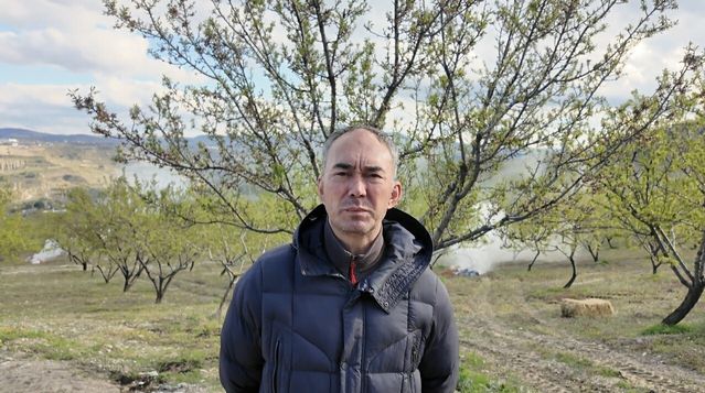 Demirci’de Badem Üreticileri Dumanlama ile Donla Mücadele Ediyor