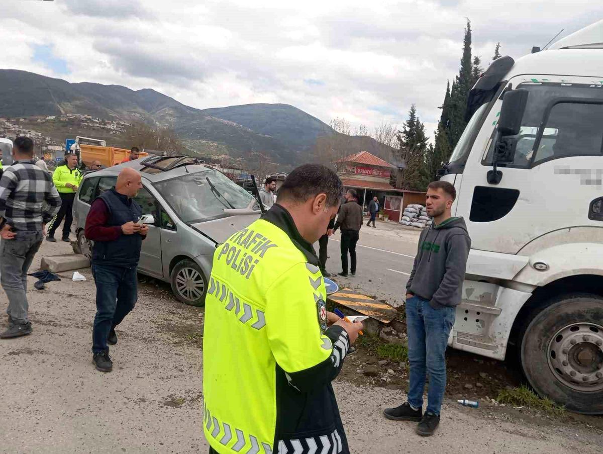 Osmaniye\'de tır ile hafif ticari araç çarpıştı: 1 yaralı