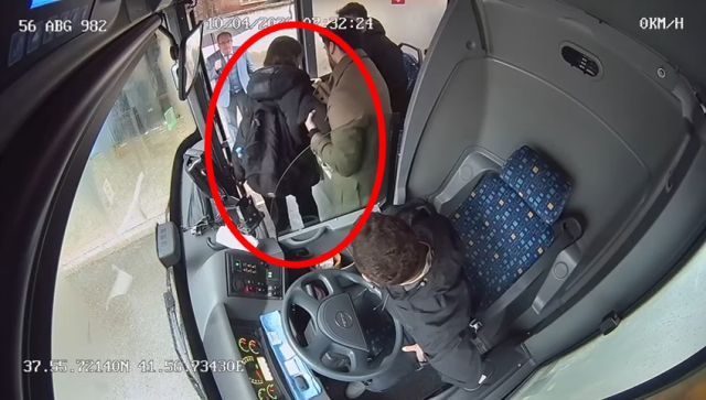 Şoförün duyarlılığı hayat kurtardı: Güzergahı değiştirip fenalaşan kızı hastaneye yetiştirdi