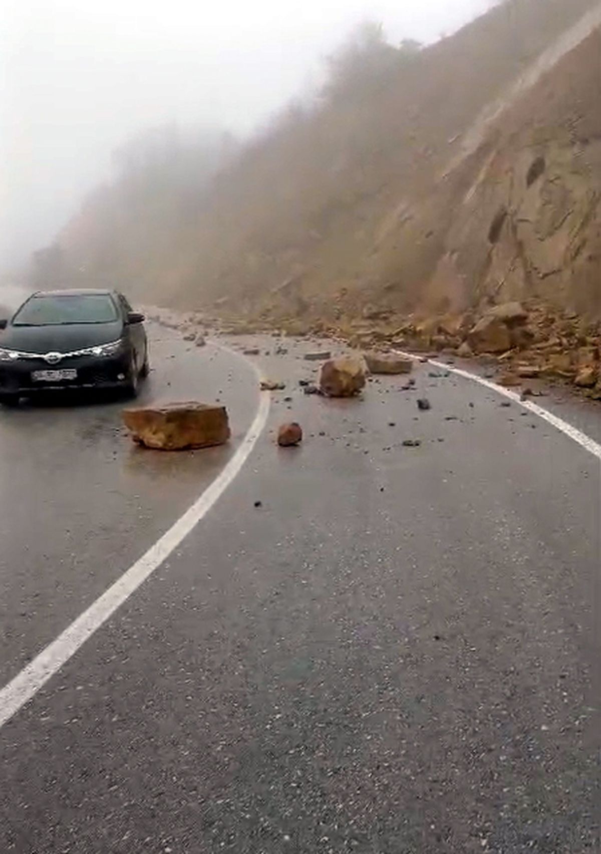 Tokat\'ta Yol Kaya Parçalarıyla Kapandı