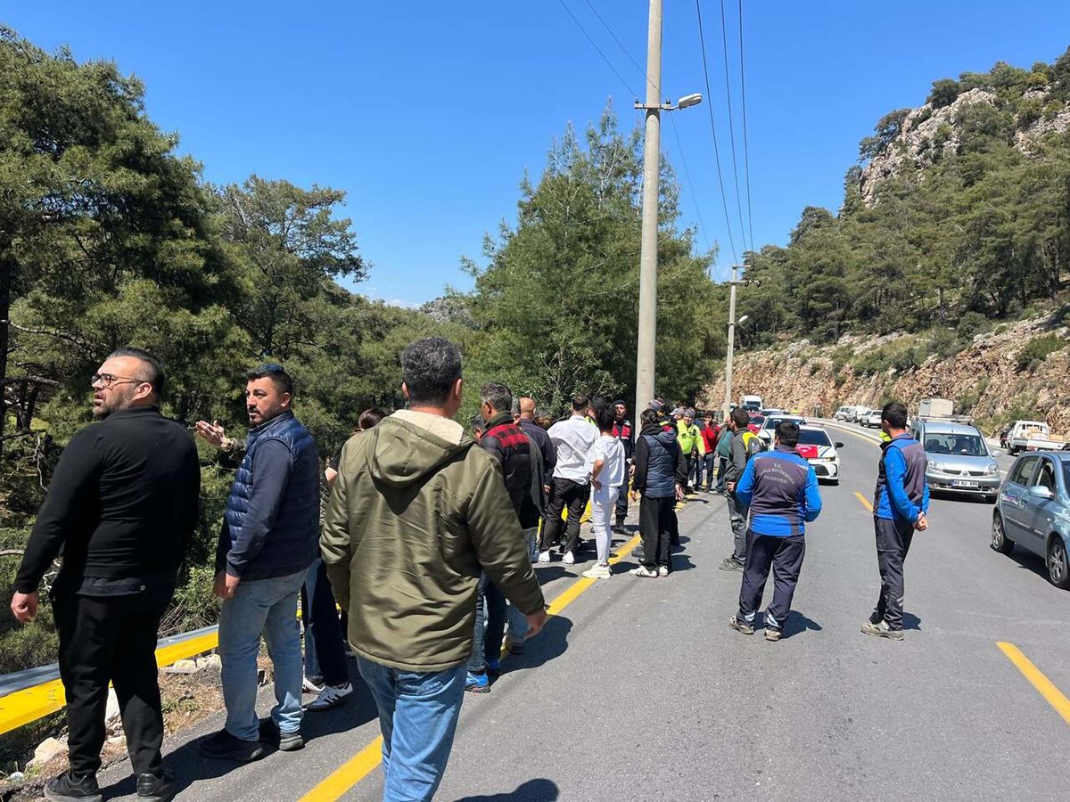 Fethiye\'de Beton Mikserinin Yuvarlanması: Şoför Yaralandı