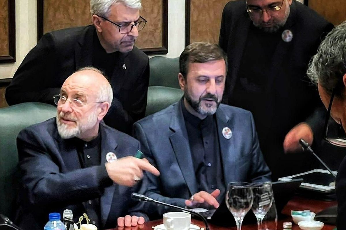 ABD ile masaya oturan İran heyetinden ilk fotoğraf