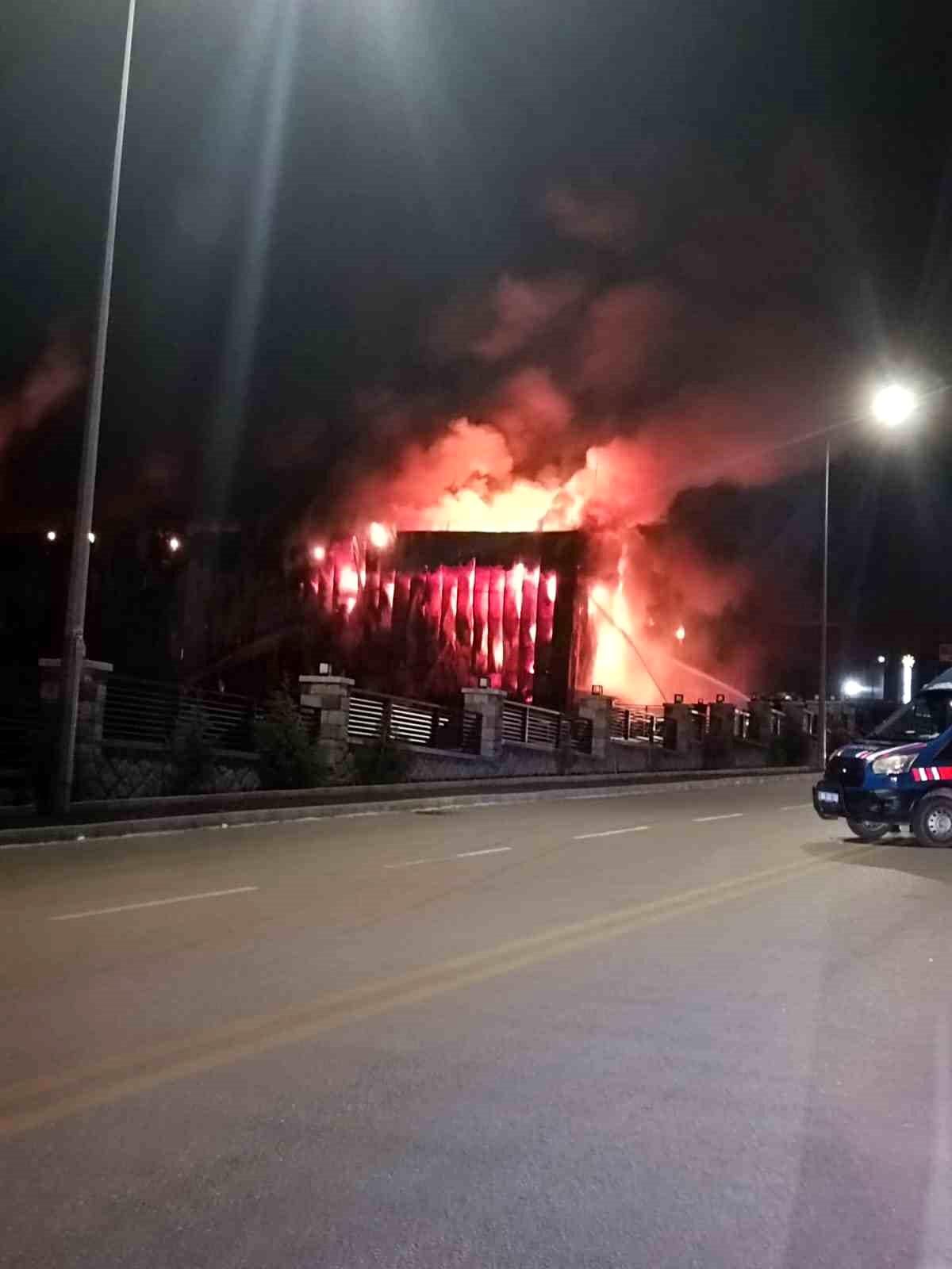 Sincan\'da Fabrika Yangını; İtfaiye Müdahale Ediyor