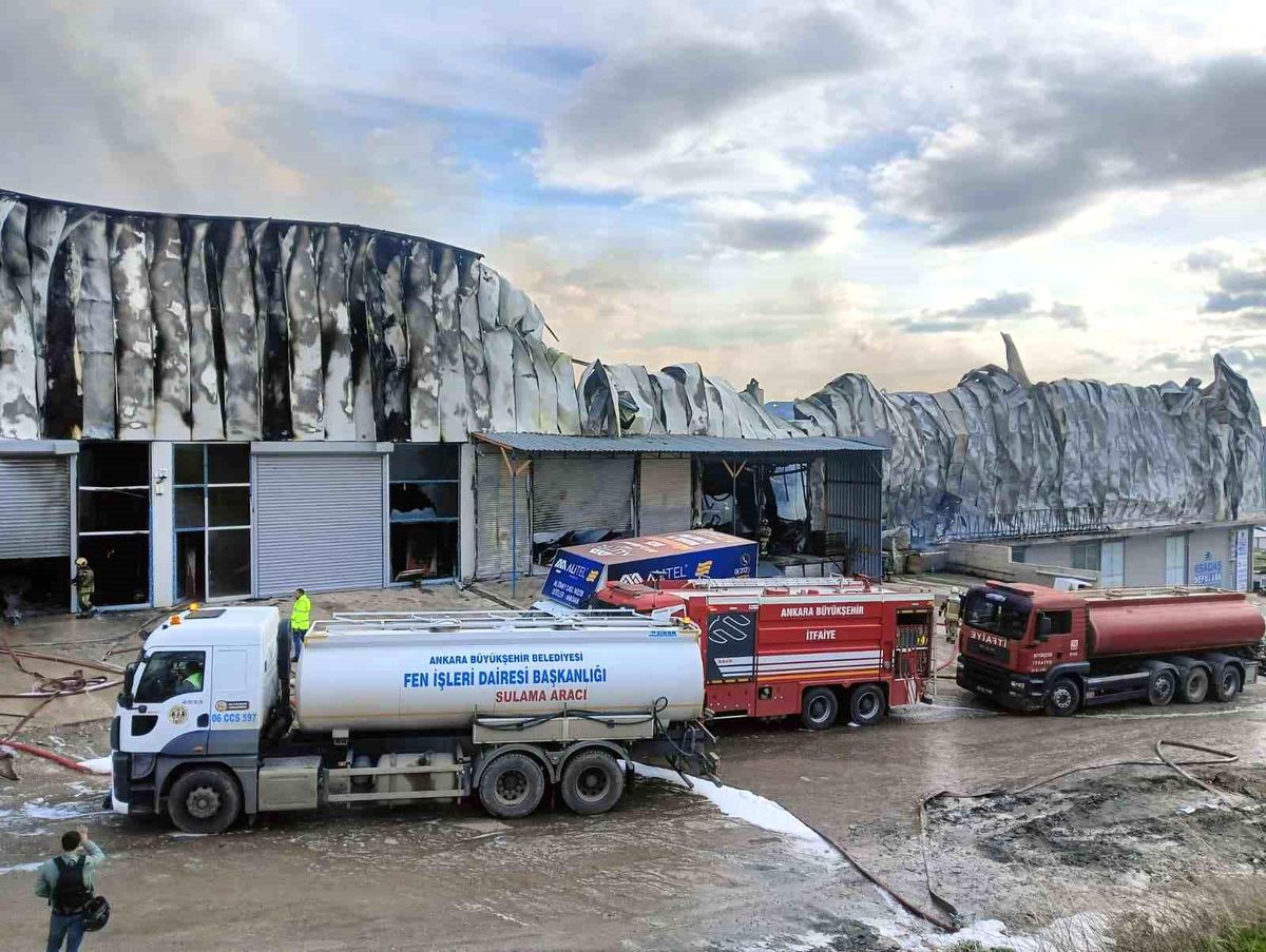 Yenimahalle\'de Mobilya Deposunda Yangın