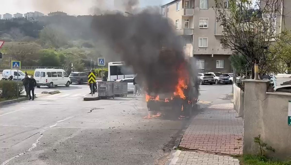 Ataşehir\'de Park Halindeki Araçta Yangın