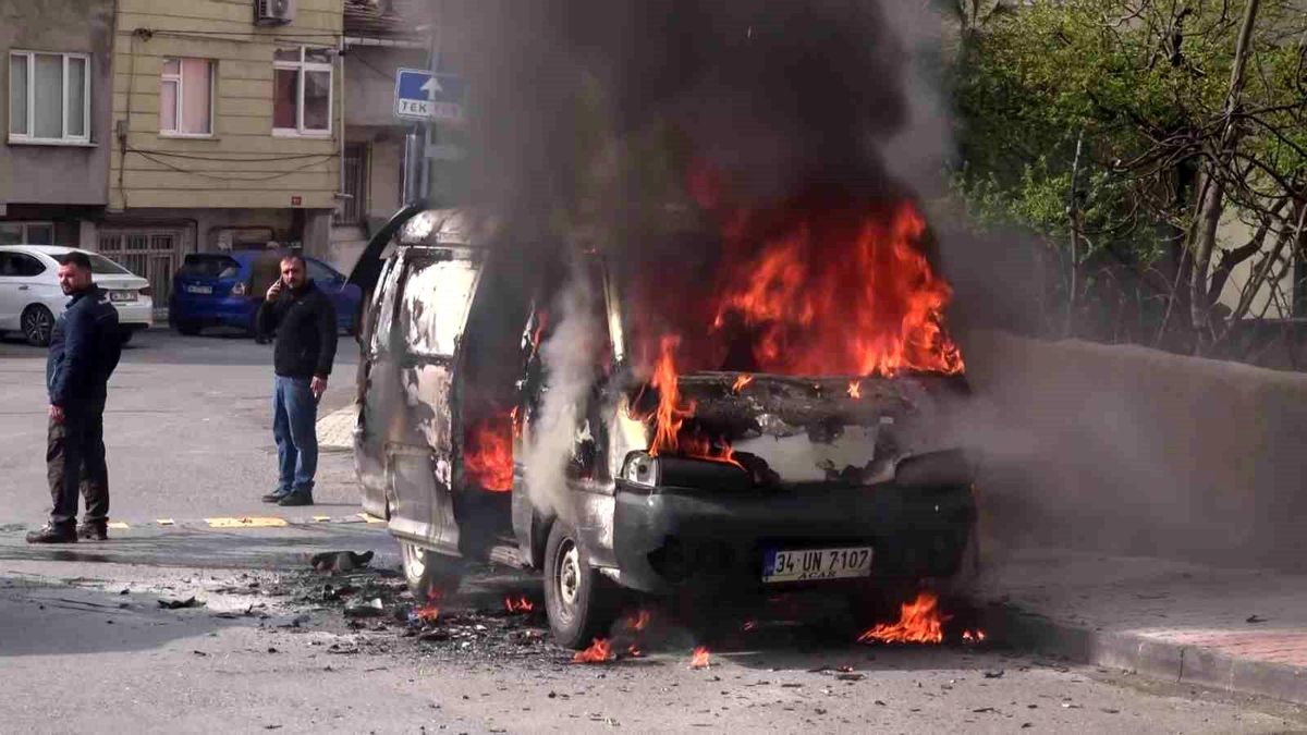 Ataşehir\'de Minibüs Yangını