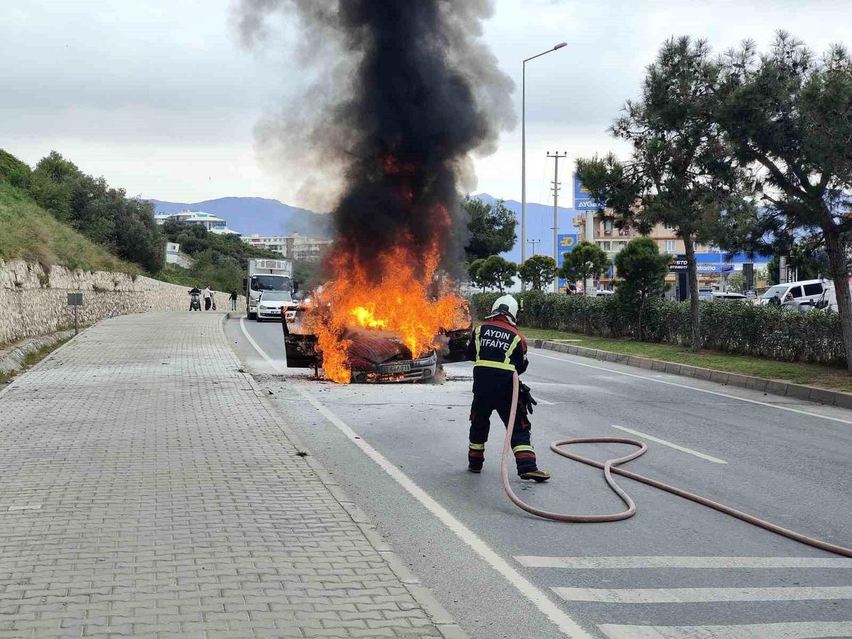 Kuşadası\'nda Aynı Gün İki Araç Yanarak Kullanılamaz Hale Geldi