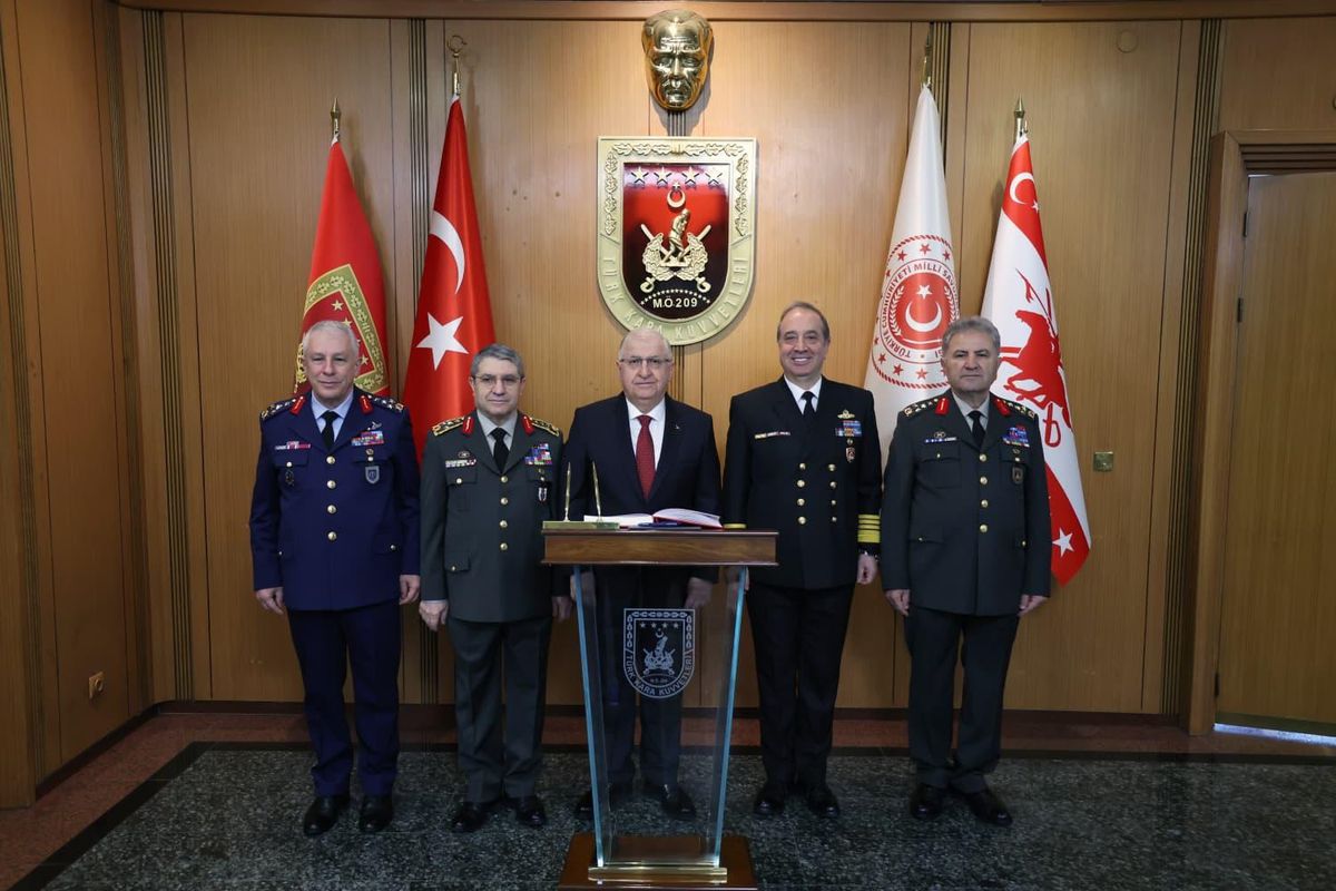 Bakan Güler, Kara Kuvvetleri\'nde Toplantı Yaptı