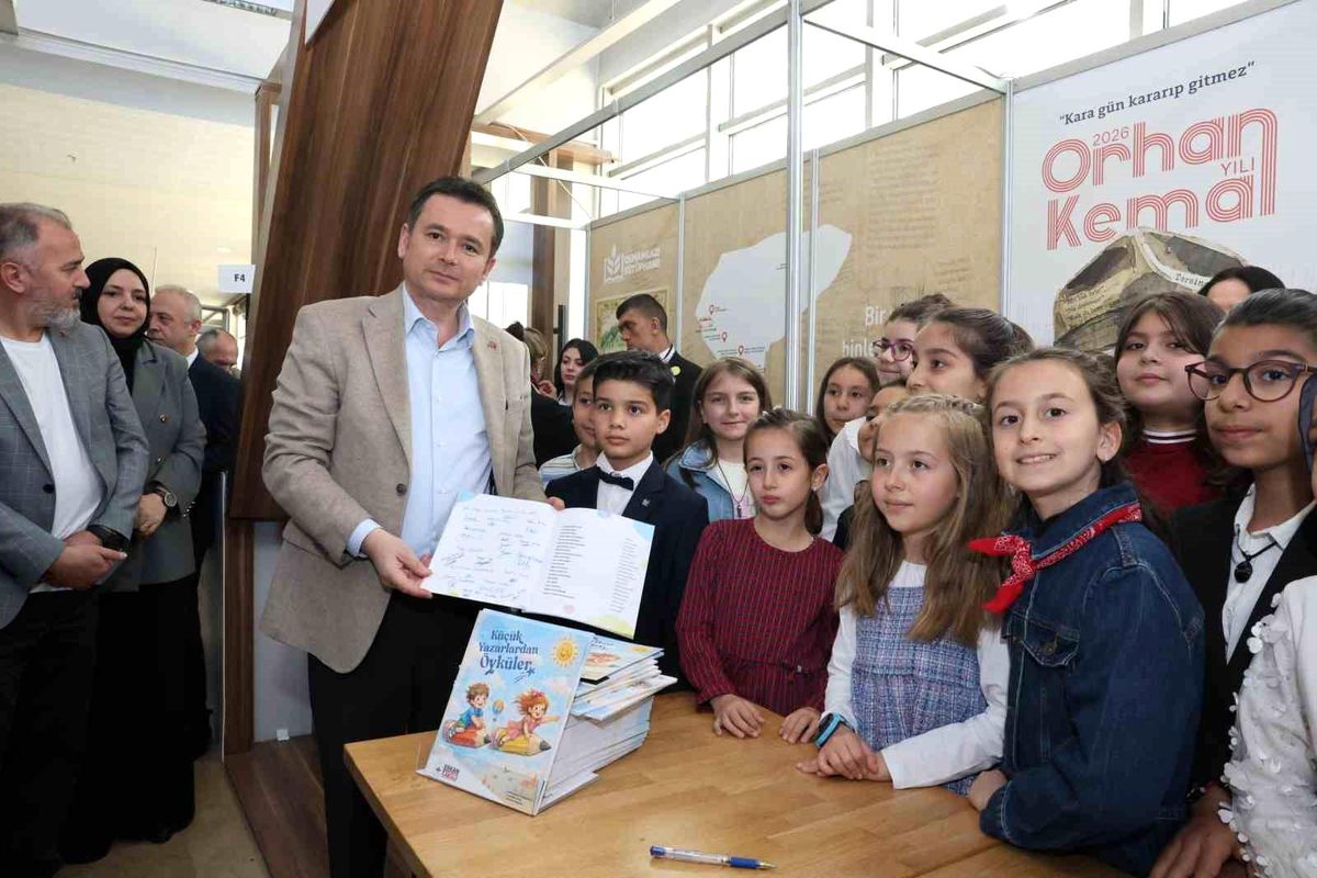 Başkan Erkan Aydın Bursa 23. Kitap Fuarı\'nda çocuk yazarlarla buluştu