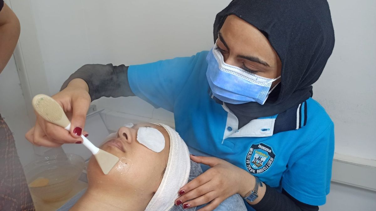 İskenderun\'da Güzellik Öğrencileri Mesleğe Hazırlanıyor