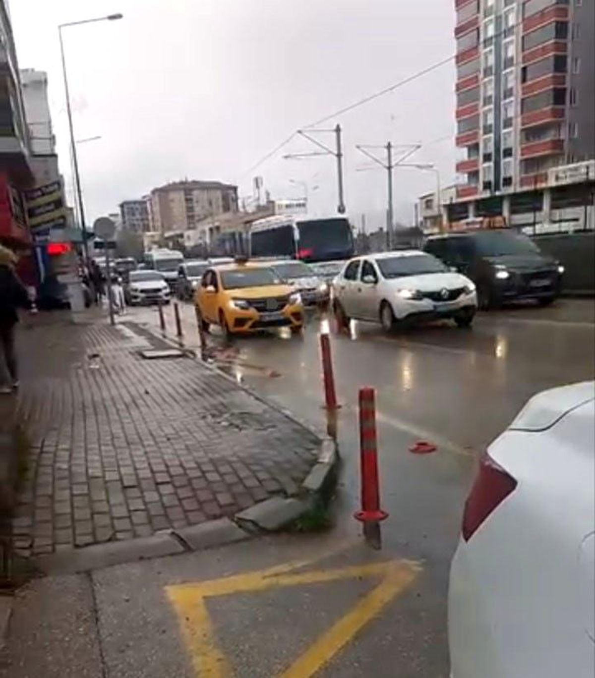 Bursa\'da Geri Giden Taksi Tehlike Yarattı