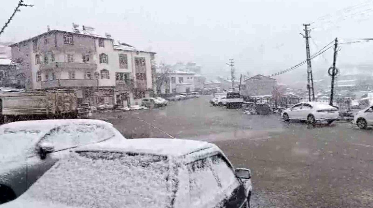 Çelikhan\'da Nisan\'da Kar Yağışı