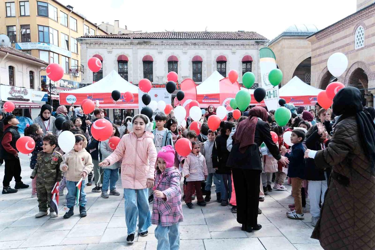 Kastamonu\'da Çocuklardan Filistin\'e Umut Balonları