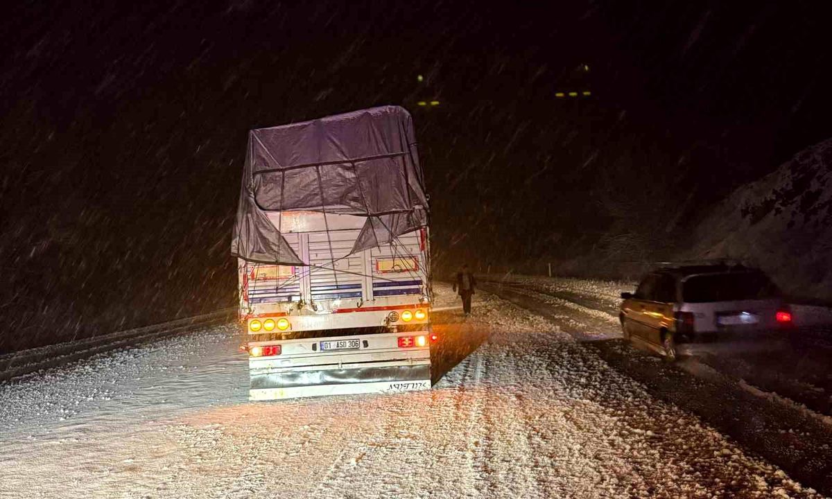 Alaca\'da Kar Yağışı Sürücüleri Mağdur Etti