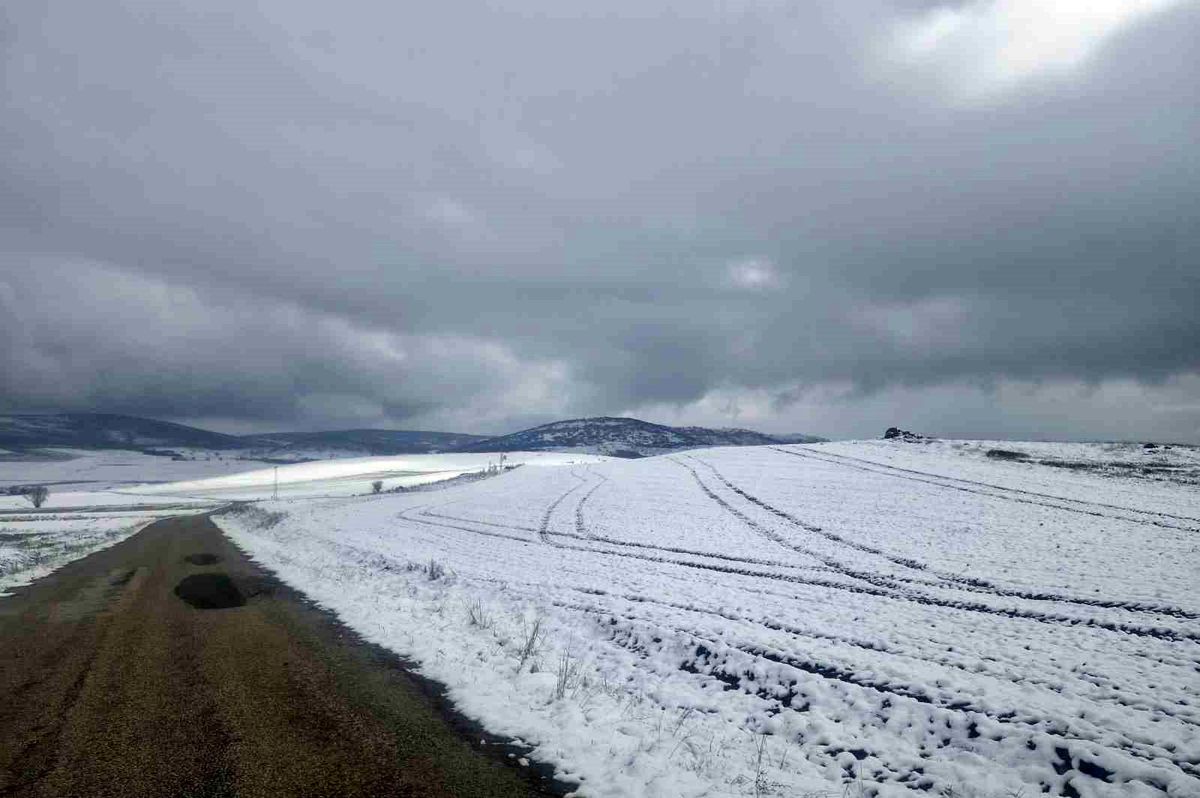 Çorum\'da Kar Yağışı Yüksek Kesimleri Beyaza Bürüdü
