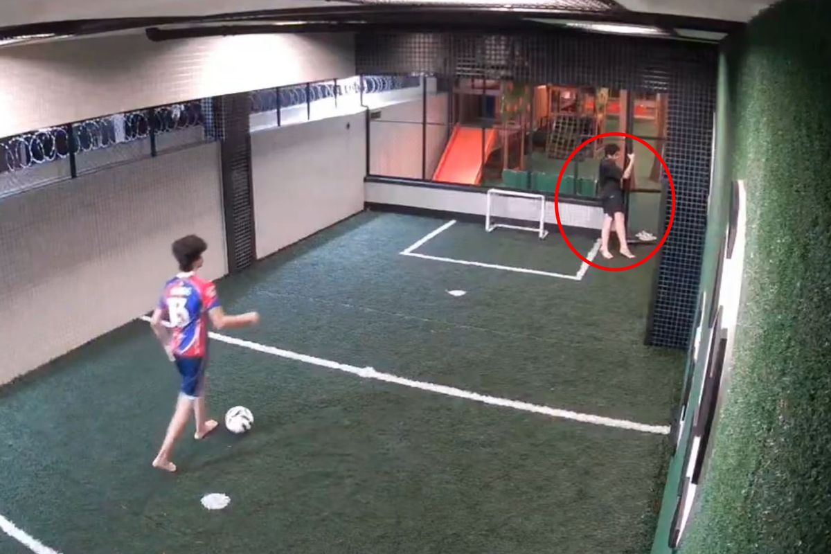 Dehşet anları kamerada! Elektrik akımına kapılan arkadaşını böyle kurtardı