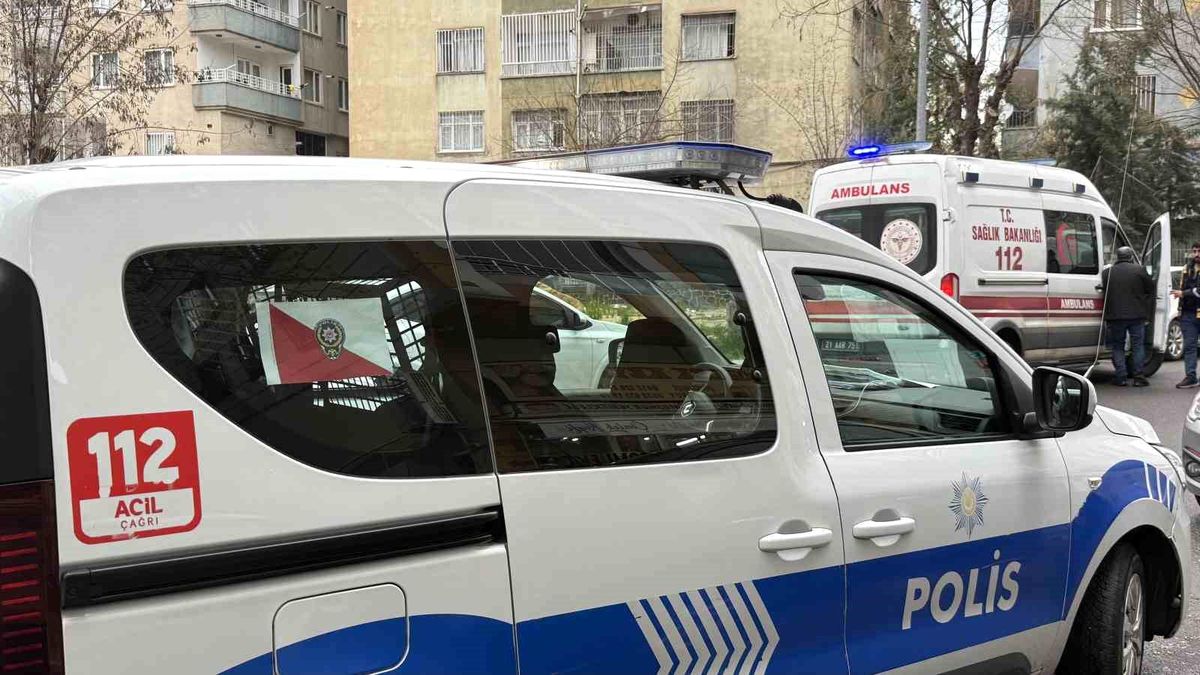 Diyarbakır\'da Emekli Polis Evinde Ölü Bulundu
