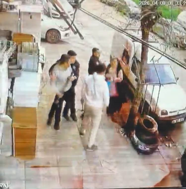 Engelli gence acımasız saldırı! Korumak isteyen anneyi de darp ettiler