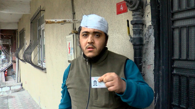 Engelli gence acımasız saldırı! Korumak isteyen anneyi de darp ettiler