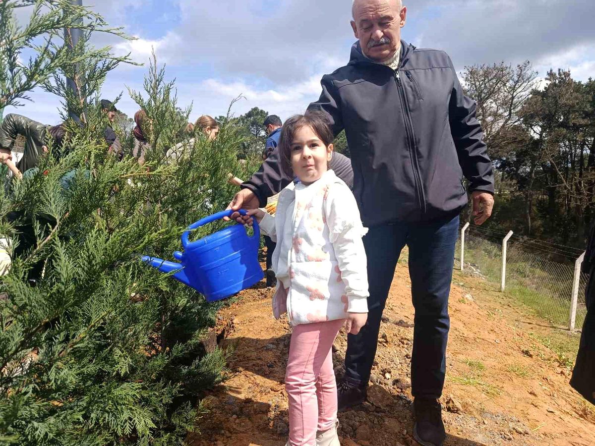 Gaziosmanpaşa\'da çocuklar fidanları toprakla buluşturdu