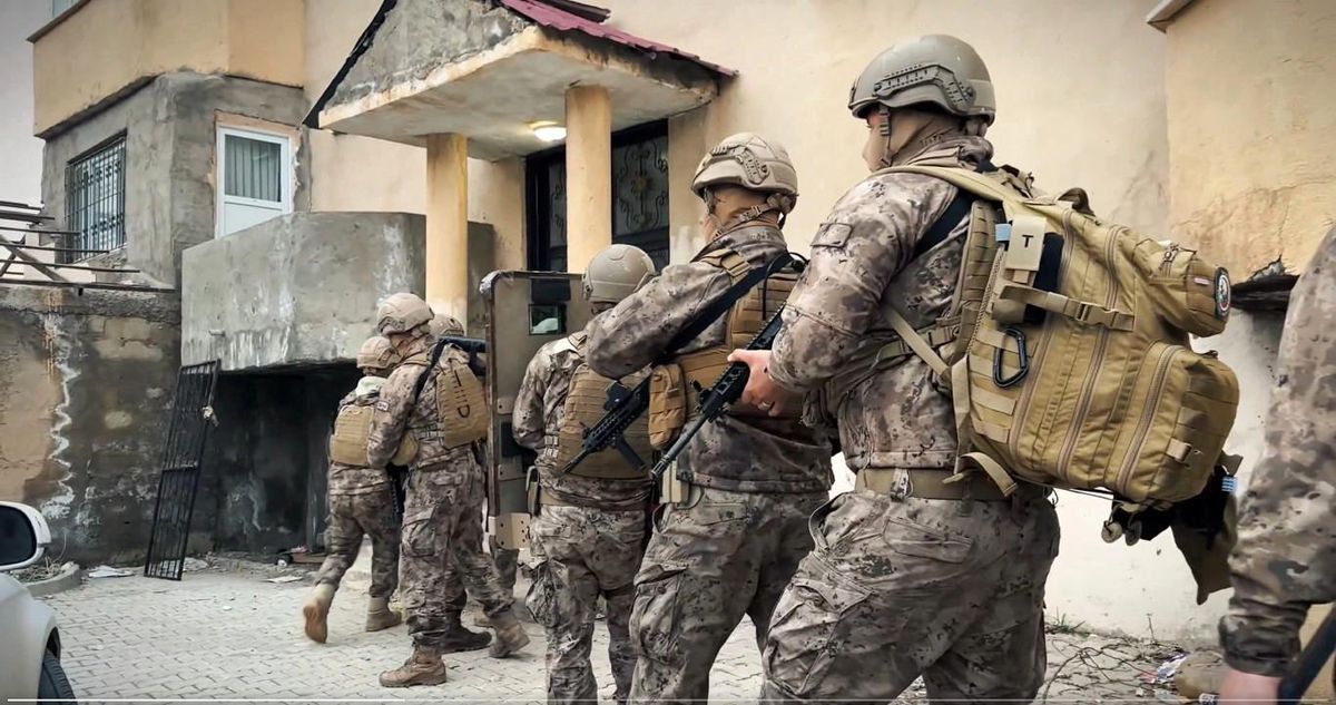 Hakkari\'de Kaçakçılık Operasyonu: 7 Gözaltı