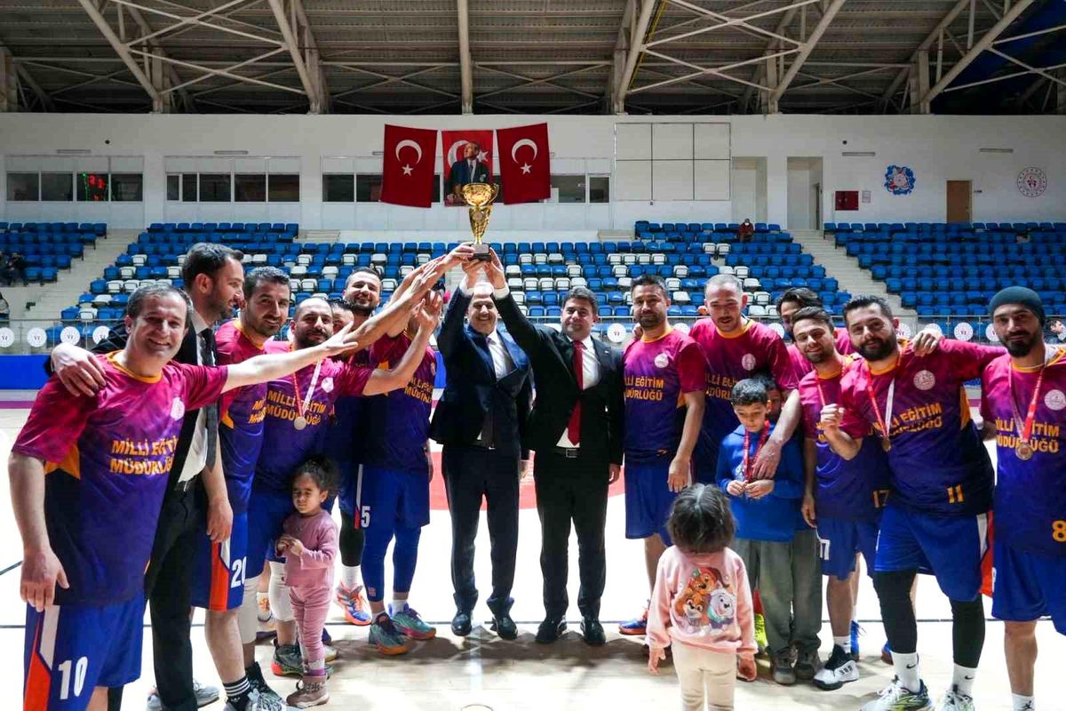 Hakkari Basketbol Turnuvası\'nın Şampiyonu Milli Eğitim